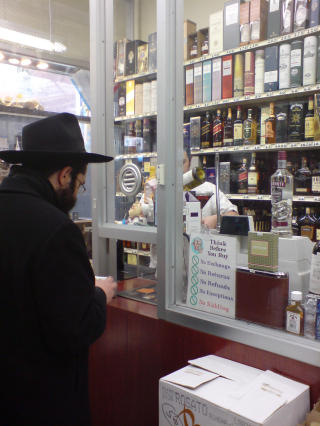 DRIKKER VIN: Chabad-Lubavitch-j�dene drikker vinen 770, som er oppkalt etter rebbens bosted. Vin og vodka er tillatt for � skape fellesskap, men � bli full er ansett som sv�rt negativt. Foto: ASTRID MELAND