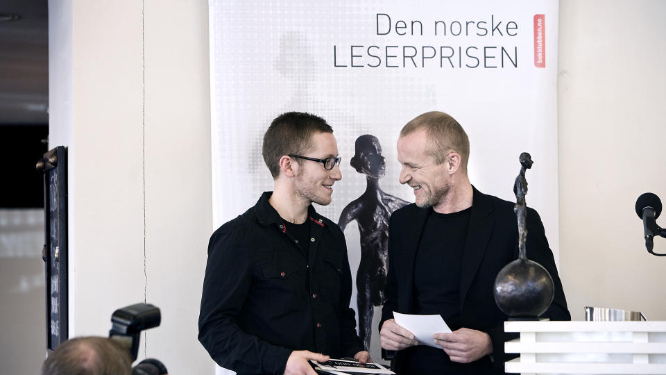 PRISSTAFETT: Jo Nesb� mottok i dag Den norske leserprisen, delt ut av Bokklubben Nye B�kers lesere. Inkludert i prisen fikk han 50 000 kroner � gi videre til en fritt valgt debutant. Valget falt p� Lars Petter Sveen, som har skrevet novellesamlingen �K�yre fr� Fr�na�. Foto: HENNING LILLEG�RD