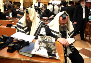 SPR�KMEKTIGE: J�dene her snakker jiddisk, hebraisk og engelsk sammen. F�rstevalget er avhengig av hvor de kommer fra. Foto: AP/David Karp