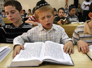 G�R P� EGNE, RELIGI�SE SKOLER: Disse Chabad Lubavitch-barna g�r p� skole i Tel Aviv i Israel. Fokuset p� religion er tungt. Foto: REUTERS/Gil Cohen Magen