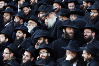 STRENGT LEVESETT: Chabad-Lubavitch-bevegelsen forbyr sekul�r underholdning, men f�lger likevel med i den teknologiske utviklingen. De aller fleste bruker mobiltelefonen for � f� religi�s informasjon. Nettsidene florerer dessuten. Foto: REUTERS/Chip East