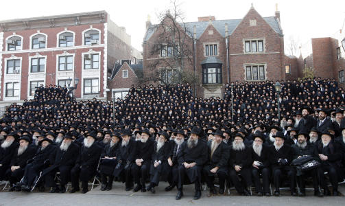 HATT OG FRAKK: Guttene tar p� seg hatten n�r de blir 13 �r. N�r han er gift bruker han b�nnesjal, et stort hvitt sjal med frynser. Her er tusenvis av rabbinere samlet foran verdenshovedkvarteret til Chabad-Lubavitch-bevegelsen. Foto: REUTERS/Chip East