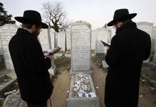 DEN HELLIGE REBBE: For j�dene i Lubavitch-sekten er rebbe'n ekstremt viktig. Den siste, Menachem M. Schneerson, d�de i 1994. Her bes�ke to j�der graven hans i Queens. Foto: REUTERS/Shannon Stapleton