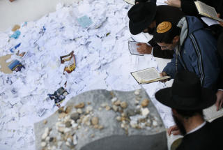 FIKK INGEN ETTERKOMMERE: Her ber j�der ved gravstedet til den siste rebbe'n. Han fikk ingen barn, og det mener mange Chabad-Lubavitch-j�der betyr at messias kommer. Det er alts� ikke behov for hans etterf�lger. Foto: REUTERS/Shannon Stapleton