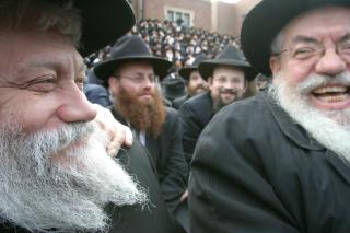 SAMLET FRA HELE VERDEN: I 2003 kom rabbiner G.M. Garelick fra Milano og Shimon Lazaroff, fra Houston, Texas (til h�yre) sammen utenfor Chabad-Lubavitch-hovedkvarteret i Brooklyn. Hvert �r holdes det konferanser her for alle rabbinere i bevegelsen. Foto: AP/Tina Fineberg, Chabad.org
