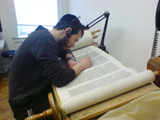 ET �R P� EN TALMUD: Her restaureres gamle Talmuder. Det er en arbeidssom og n�ye regulert prosess som kan ta et �r. Foto: ASTRID MELAND