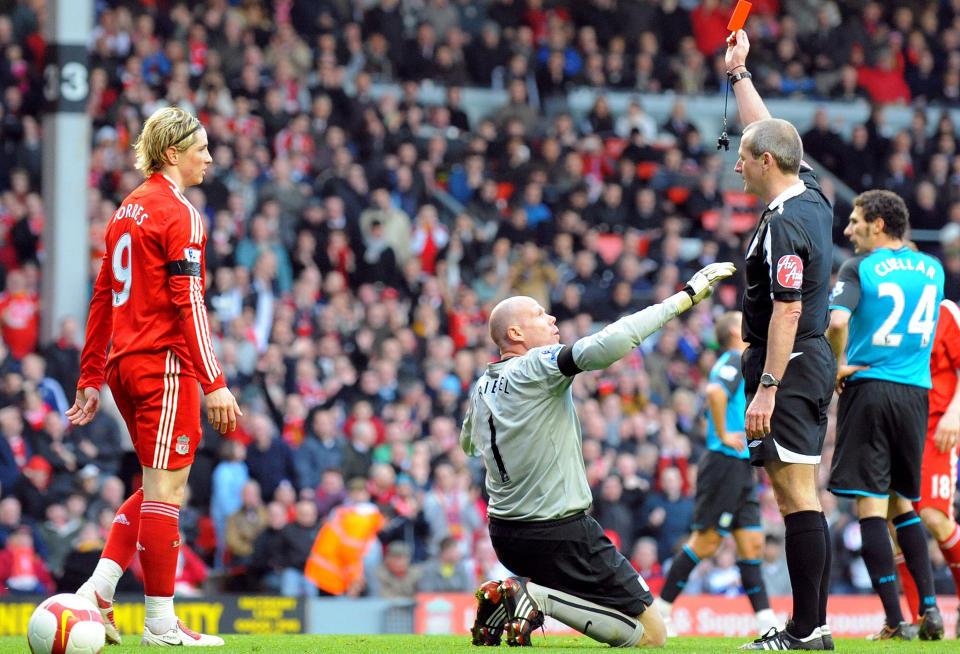 KORTET TILBAKE I LOMMA: Straffen Fernando Torres fikk var soleklar, men dommer Martin Atkinsons utvisning av Brad Friedel er i etterkant bed�mt som for streng . Foto: SCANPIX/AFP/PAUL ELLIS