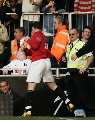 S� IKKE DETTE: Wayne Rooney slipper ytterligere reaksjoner etter dette slaget, men mange United-fans mener det r�de kortet han allerede hadde f�tt av dommer Phil Dowd var i overkant. Foto: SCANPIX/AP/Lefteris Pitarakis