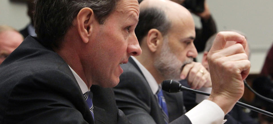 SVARER FOR SEG: Timothy Geithner og Ben Bernanke i Kongressen i dag. Foto: Mark Wilson/Getty Images/AFP/Scanpix