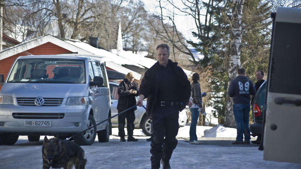AKSJON: Politiet i aksjon p� Arbeiderbevegelsens folkeh�gskole, hvor seks personer i dag ble p�grepet for bruk eller besittelse av narkotika. Foto: Michael Jenssen