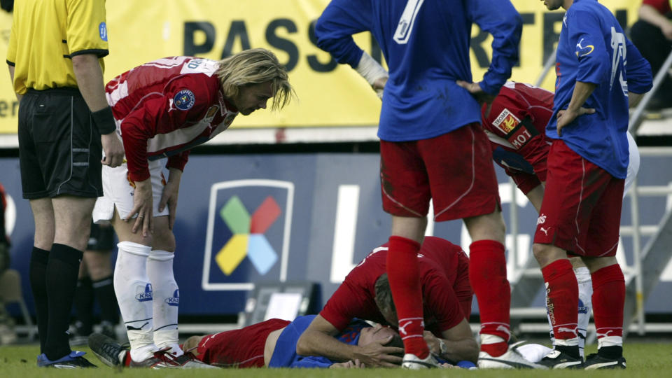 HODESKADER: Tor Trondsen m�tte selv legge opp etter mange smeller mot hodet. Her ligger den tidligere FFK- og RBK-spilleren sl�tt ut i en kamp mot Troms� for noen �r siden.
Foto: Lise �serud / SCANPIX