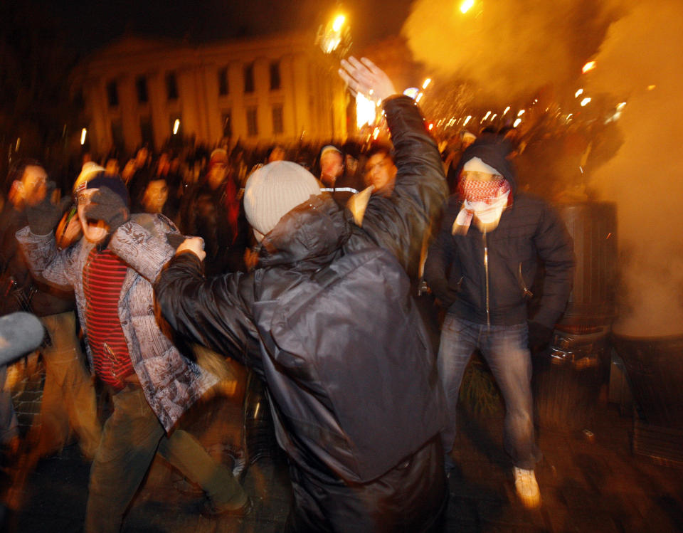 OSLO 20090108: Arge motdemonstranter gikk l�s p� hverandre under gatekampene p� Karl Johan torsdag kveld. I bakgrunnen brennende s�ppelkasser. 
Foto:  Lise �serud / SCANPIX
