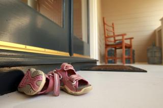 TRE BARN BODDE HER: Et par barnesko ligger igjen utenfor familien Jacobsons hus i California. Foto: Scanpix/AP Photo/Rich Pedroncelli