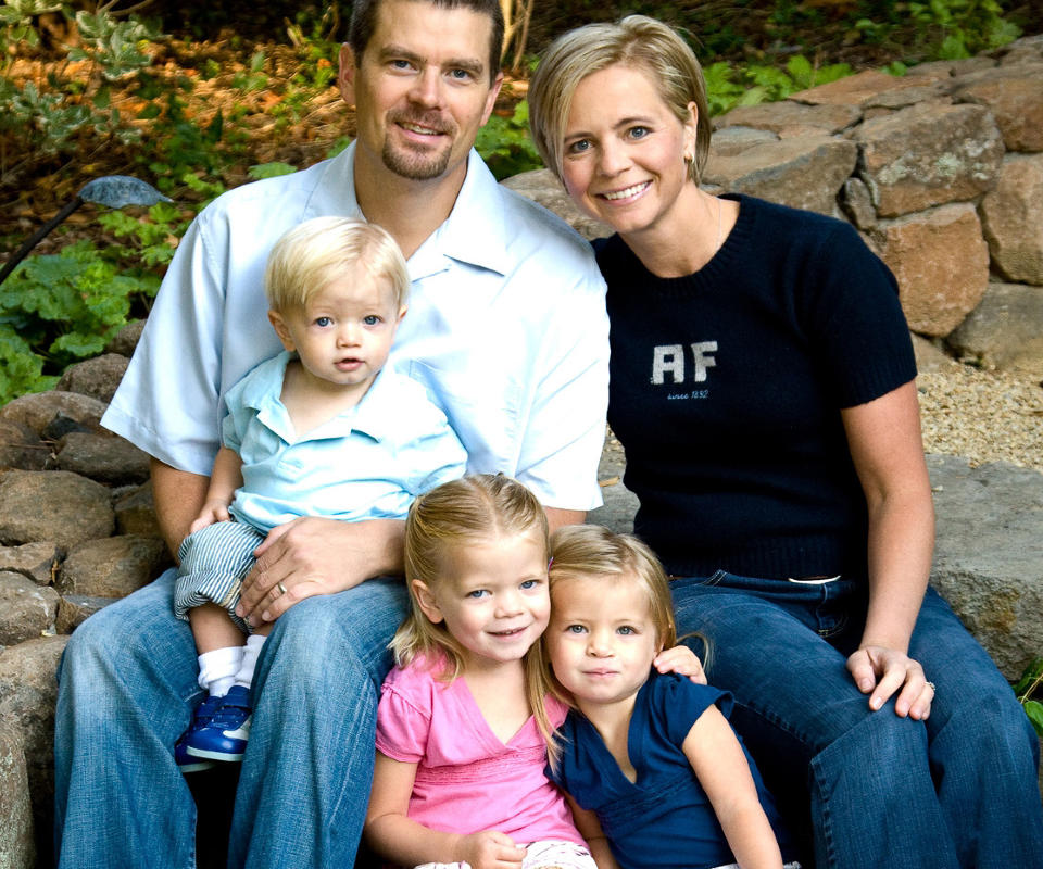 DREPT: Ekteparet Erin og Amy Jacobson gledet seg til en skiferie med barna Taylor (4), Ava (3) og Jude (1). Det endte i tragedie da flyet styrtet p� en kirkeg�rd. Foto: AP/Scanpix