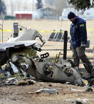 UKJENT �RSAK: Havarikommisjonen NTSB gransker vraket p� gravplassen Holy Cross Cemetary.AP Photo/Mike Albans