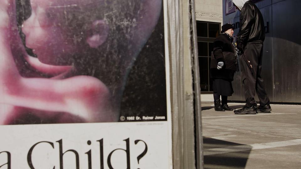 - FLERE ABORTER: En abortmotstander st�r utenfor en Planned Parenthood i Boston. Abortklinikken sier de merker �kt p�gang fra kvinner som vil ta abort p� grunn av �konomisk usikkerhet. Foto: AFP/Scanpix