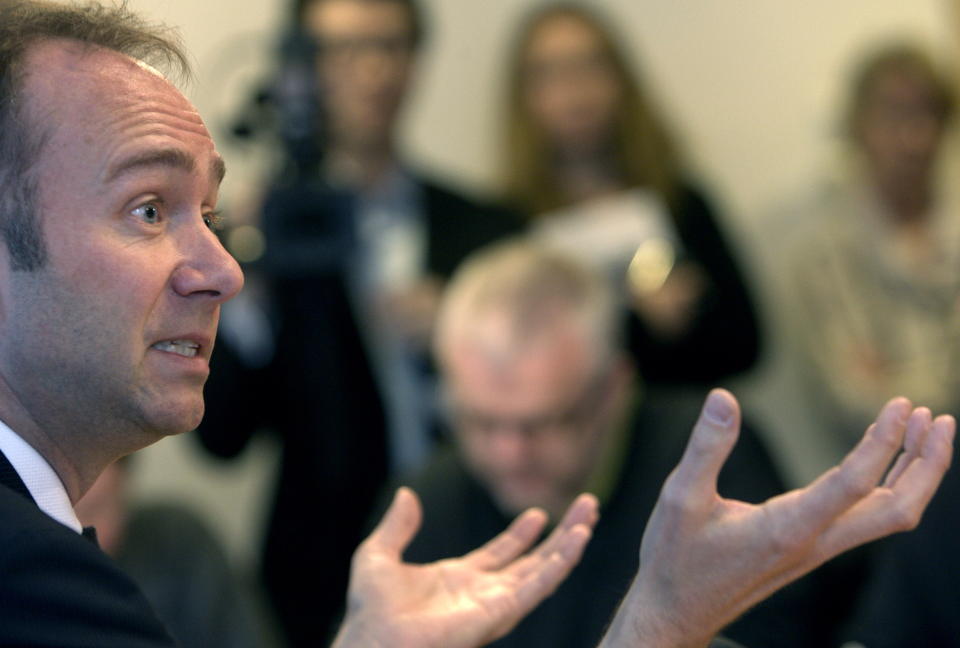 OSLO 20090313:
Kultur og kirkeminister Trond Giske holdt fredag en pressekonferanse i Oslo hvor han orienterte om stortingsmeldingen 'NRK-plakaten - dekning av valg�. 
Giske taler og gestikulerer.
Foto: Morten Holm / SCANPIX