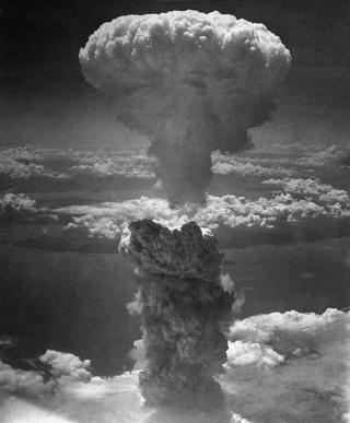 9. AUGUST 1945: Atomsoppen strekker seg over 20 000 fot til v�rs over Nagasaki. Igjen er Yamaguchi i begivenhetenes sentrum. Og igjen overlever han. Foto: AP/USAF/SCANPIX