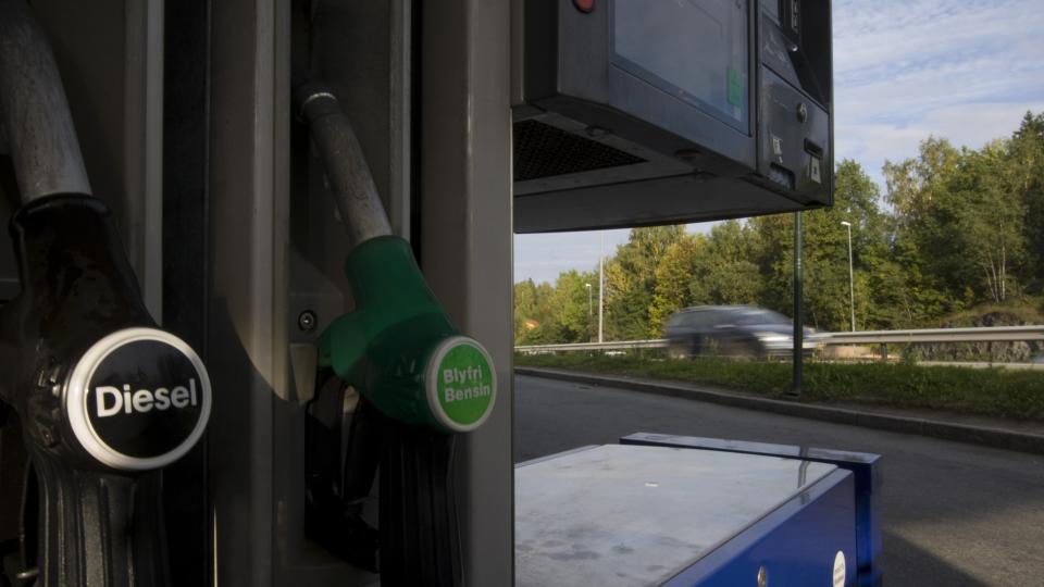 SNUDD: Etter en lang periode med dyrere diesel enn bensin, er n� prisen p� diesel i ferd med � befeste seg vesentlig lavere enn sin pumpebror. 
Foto: Terje Bendiksby / SCANPIX
