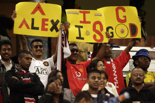 FERGUSON ER GUD: De fleste United-fans har lyst til � fokusere mer p� det sportslige enn p� klubbens �konomiske situasjon. - Jeg skulle �nske vi kunne konsentrere oss om kneet til Berbatov i stedet for � m�tte lese oss opp p� bedrifts�konomi, sier den norske supporterlederen.Foto: SCANPIX