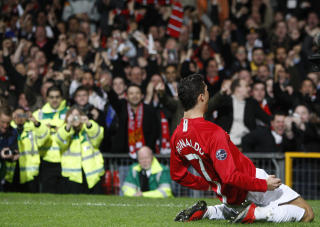 STEMNING P� STADION: Men hvis de nye kreditorene bestemmer seg for � kreve inn gjelda, vil United slite med � finne nok verdier til � betale tilbake. Og da kan man i verste fall bli n�dt til � selge for eksempel Old Trafford, frykter Ole Petter Pedersen, leder i Manchester Uniteds norske supporterklubb.Foto: SCANPIX