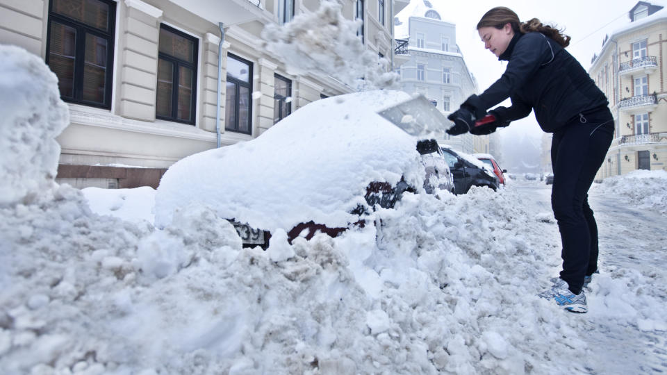  MER SN� I VENTE: Men s� ille som i februar, blir det neppe. Her graver Janne M�ller-Stray fram bilen sin, 22. februar. Foto: SCANPIX.