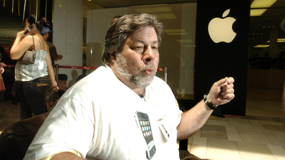 GRUNNLA APPLE: Sammen med Steve Jobs. Men Steve Wozniak stilte seg i k� som alle andre da han skulle kj�pe seg iPhone i forfjor. Foto: SCANPIX