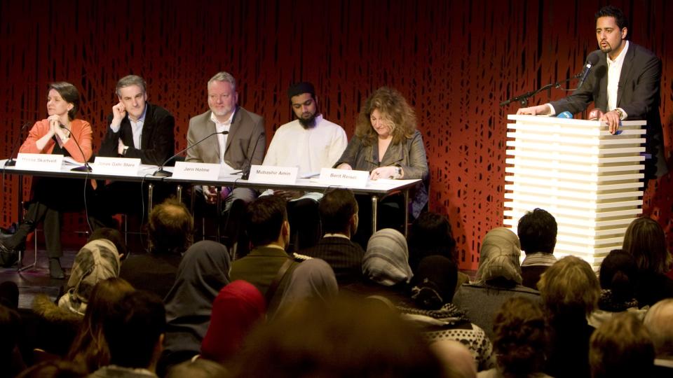 MANGE DIALOGM�TER: De siste ukene har det v�rt mange dialogm�ter rundt islam, integrering, hijab og hat i Norge. Men er vi blitt noe klokere? Hva er for eksempel radikal islam? P� bildet inviterer Venstrepolitiker Abid Q. Raja til dialogm�te om hat p� Litteraturhuset i Oslo s�ndag. I panelet: VG-redakt�r Hanne Skartveit (t.v), utenriksminister Jonas Gahr St�re, PST-sjef J�rn Holme, styremedlem i Salam-bladet Mubashir Amin og styremedlem ved Holocostsenteret Berit Reisel. Foto: Scanpix