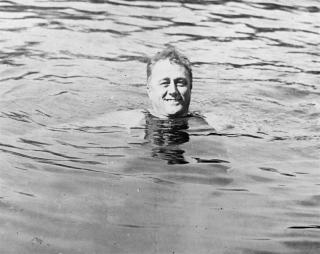 GODTOK ALDRI AT HAN VAR LAM FOR LIVET: Franklin D. Roosevelt p� sv�m i varme kilder i 1924. Han fulgte en rekke helseopplegg for � komme seg p� beina etter det man trodde var polio.  Han ble sittende i rullestol resten av livet, men jernviljen og treningen gjorde ham mobil og sterk. Foto: AP