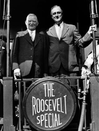 STO MED ST�TTE OG HJELPEMIDLER: Roosevelt (til h�yre) sammen med visepresidentkandidat John Nance Garner under valgkampen i 1932. De vant valget mot Hoover senere det �ret. Foto: AP