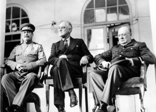 FIKK FIN BEHANDLING AV PRESSEN: Roosevelt (i midten) ble aldri fotografert i rullestol eller p� en slik m�te at det var synlig at han var lam. Her er han l�s og ledig p� Teheran-konferansen i 1943 sammen med Stalin og Churchill. Foto: AP