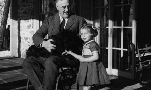ET AV DE F� BILDENE I RULLESTOL: Roosevelt sammen med Ruthie Bie, barnebarnet til en venn, og hunden Fala p� fanget p� Hill Top Cottage i Hyde Park, New York. Foto: Franklin Delano Roosevelt Library