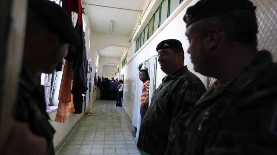 KONTROLL: Soldater holder kontroll p� Lyster Detention Centre for ulovlige innvandrere p� Malta. Artikkelforfatterne krever �pne grenser til Europa.
Foto: REUTERS/Darrin Zammit Lupi/Scanpix