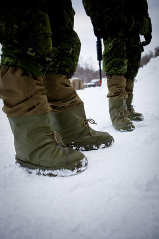 FOTPOSER: Her varmer norske fotposer danske f�tter. Foto: Erik Drabl�s/Forsvaret