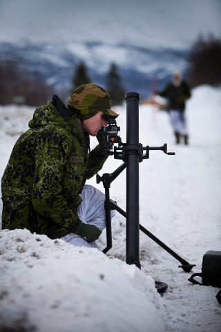 BRUKER HODET: Denne danske bombekastersoldaten har byttet til norsk kamuflasje p� toppen. Foto: Erik Drabl�s/Forsvaret