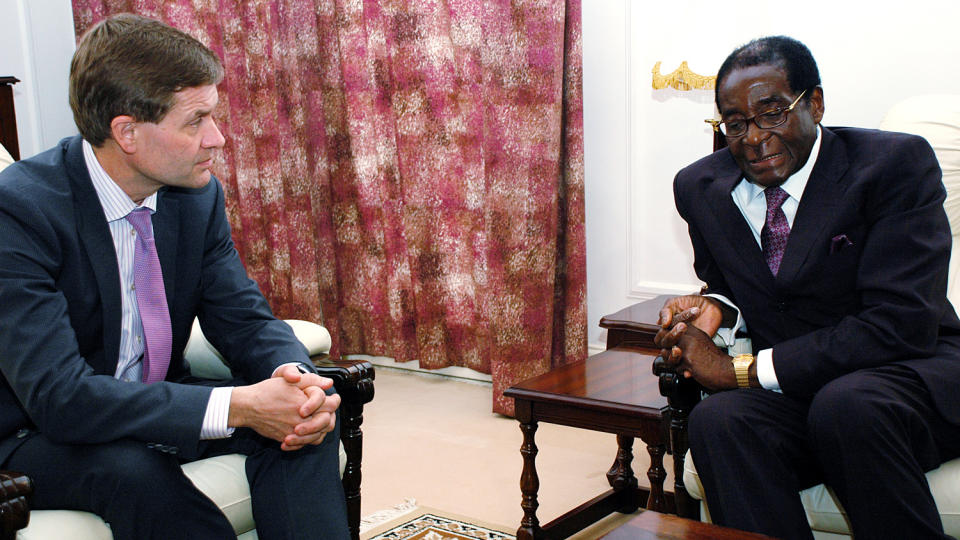 BREIAL MUGABE TIGGER PENGER: Den til dels diktatoriske presidenten i Zimbabwe trygler Erik Solheim og representantene for andre giverland om penger, men er ikke s�rlig ydmyk av den grunn. Foto: SCANPIX
