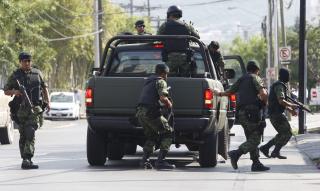 TOK NARKOBARON: Soldater arresterte tirsdag en av landets st�rste narkosmuglere, Hector Huerta Rios, i en forstad utenfor byen Monterrey Foto: SCANPIX/REUTERS/Tomas Bravo