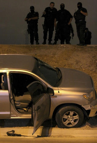  Politiet vokter et �sted etter et narkorelatert drap i Tijuana i oktober 2008. P� �tte dager ble 70 personer massakert. Foto: SCANPIX/REUTERS/Jorge Duenes (MEXICO)