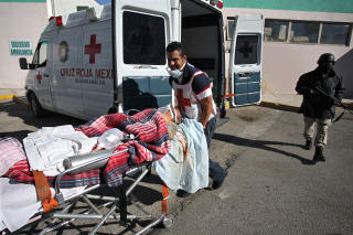 SMITTET: R�de Kors frakter en smittet til sykehus i Mexico City. Foto: AFP PHOTO/Jesus Alcazar/Scanpix