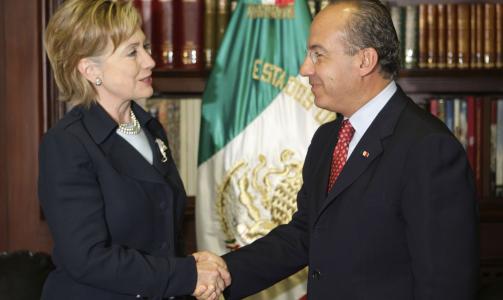 TAR ANSVAR: USAs utenriksminister Hillary Clinton hilser p� Mexicos president Felipe Calderson. Clinton er p� et todagers bes�k i Mexico for � dr�fte l�sninger p� kaoset og krigen som river gjennom landet. Foto: SCANPIX/REUTERS/Daniel Aguilar