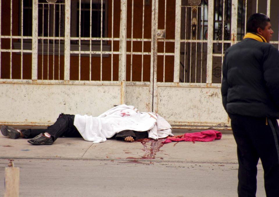 BLODIG KRIG: En person ligger drept p� gata i Juarez, Mexio i 2008. Han er et av mange tusen ofre i den p�g�ende krigen mellom meksikanske narkokarteller og myndigheter. Bare i denne byen blir 10-15 personer obdusert daglig som f�lge av volden. Foto: DEPA/LUIS/SCANPIX