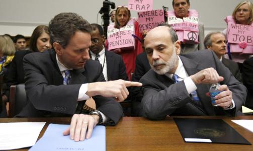 H�RING: Tidligere sentralbanksjef Ben Bernanke (h�yre) og finansminister  Timothy Geithner under en h�ring om AIG i finanskomiteen i g�r. Foto: REUTERS/Kevin Lamarque/SCANPIX