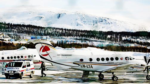 KOMPLISERT FLYTTEOPERASJON: Flyet lettet fra Troms� i 13-tida. Foto: MARIUS FISKUM