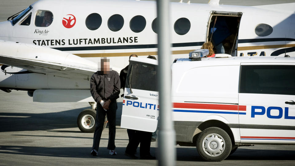BANDASJERT ETTER KUTTSKADENE: Med h�ndjern og en bandasje p� h�yre h�nd ble 38-�ringen fraktet fra Troms� til Trondheim i et fly fra Statens luftambulanse i dag. Fra V�rnes ble han kj�rt i politibil til den bedre sikrede psykiatriske avdelingen p� Br�set. Foto: NORDLYS