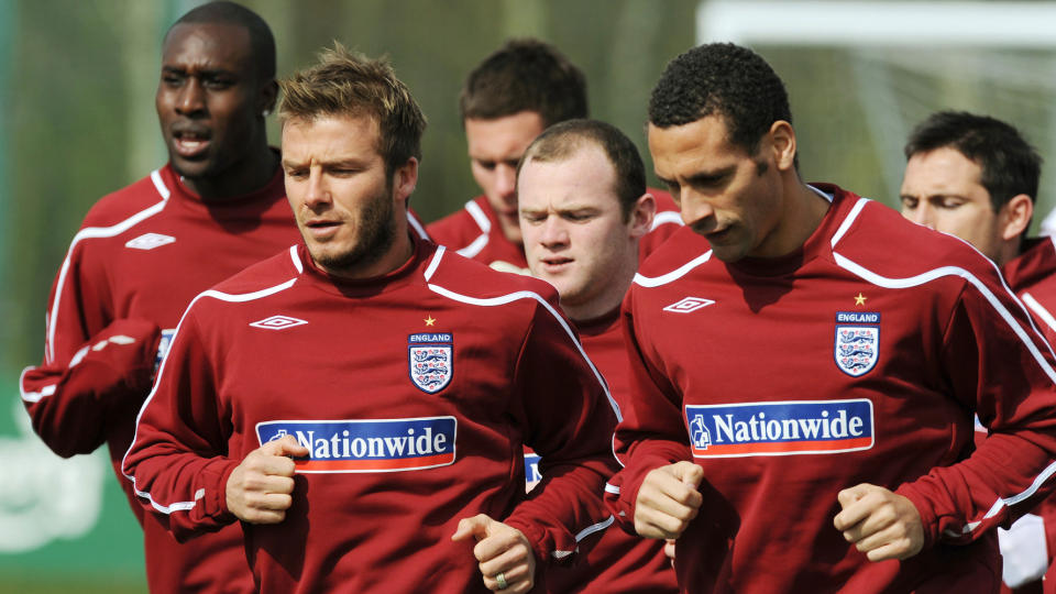 LA HAM V�RE UNG: David Beckham mener Wayne Rooney kan bli en d�rligere spiller dersom han tvinges til � legge lokk p� temperamentet sitt. Foto: SCANPIX / AFP / Adrian Dennis