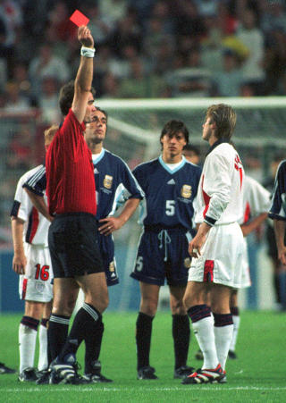 HAR SELV KOKT OVER: Beckham har selv opplevd � bli straffet for temperamentet p� banen.  Foto: SCANPIX/AP/Denis Doyle