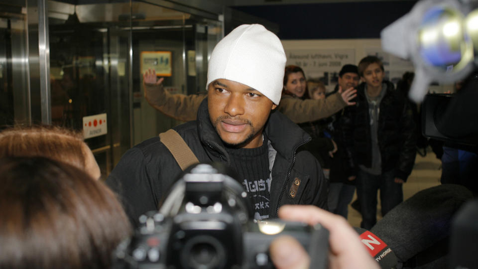 - FERDIG I KLUBBEN: AaFKs brasilianske spiss, Ded� Anderson, ankom �lesund Lufthavn i januar, etter � ikke ha spilt for AaFK etter Adeccoligasesongen 2006. N� er det slutt igjen.
Foto:  Svein Ove Ekornesv�g  / SCANPIX