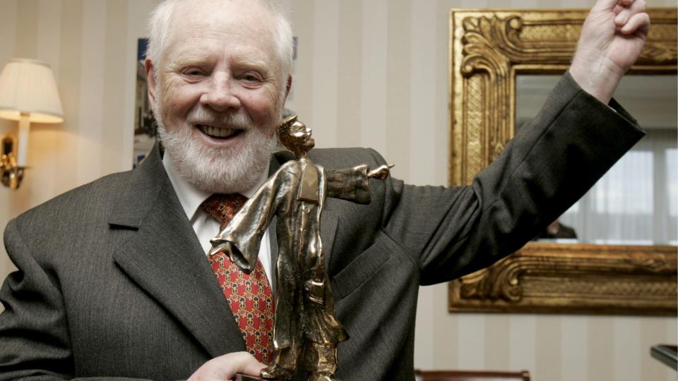 BLE 82: Arne Bendiksen. Her fikk han overrakt Tekstforfatterfondets �respris under en tidligere tilstelning p� Grand Hotel i Oslo. 
Foto: Terje Bendiksby / SCANPIX .