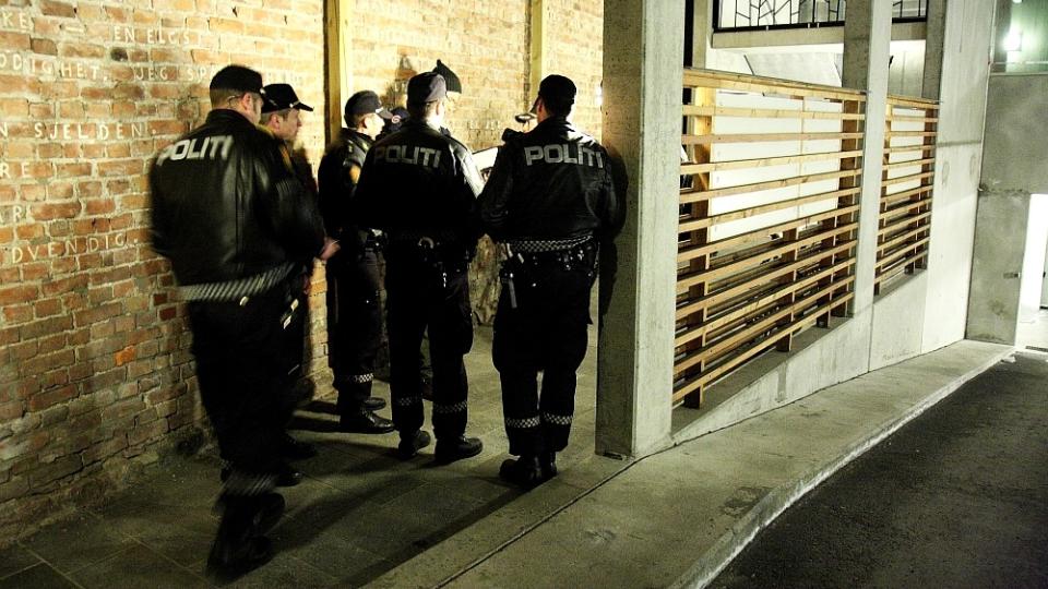  Politiet unders�ker �stedet i Ullev�lsveien hvor en 50 �r gammel mann i natt ble stukket med kniv i halsen. Foto: Svein Gustav Wilhelmsen