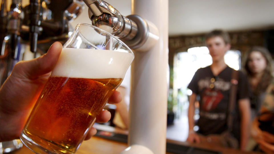 FINANSKRISE... blir �lkrise. N� frykter bryggeriene de m� si opp ansatte. Foto: SCANPIX/AP Photo/Kirsty Wigglesworth